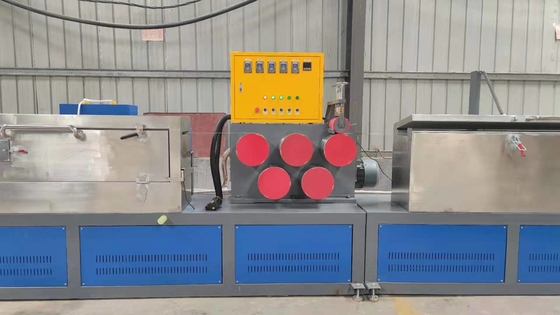 De gerecycleerde Riem die van het Vlokkenpp HUISDIER Machine maken met Voeder Automatisch Drie