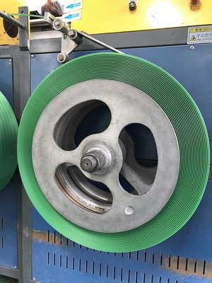 De Riem/de Band die van de HUISDIERENverpakking Machines om met 100% Gerecycleerde Automatische de Verpakkingsmachine van Flessenvlokken In te pakken volledig uitdrijven