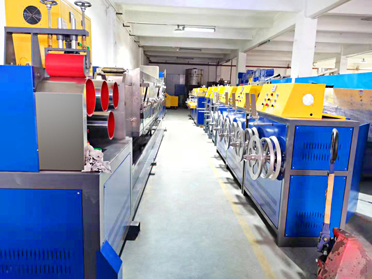 De Riem/de Band die van de HUISDIERENverpakking Machines om met 100% Gerecycleerde Automatische de Verpakkingsmachine van Flessenvlokken In te pakken volledig uitdrijven